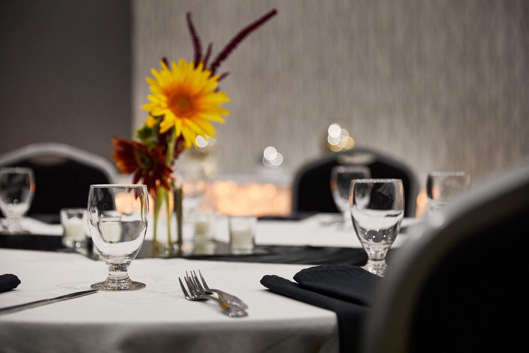 Holiday Inn Hotel & Suites Madison West - Middleton By Ihg Eksteriør billede